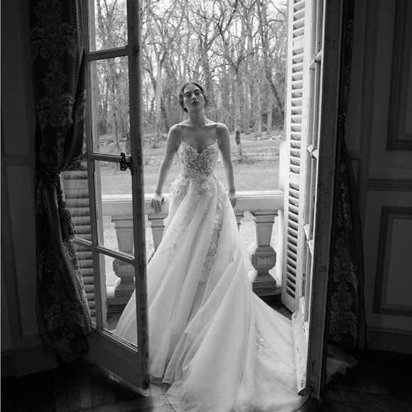 Liz Martinez SS 2023 Maria Wedding dress. A line Silk organza with 3D appliqué. - Picture 6 of 11